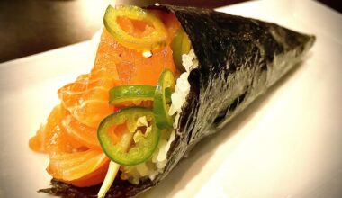 Salmon Handroll