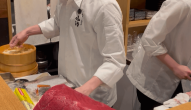 Are standing sushi bars actually  as good as Tokyo’s sit-down restaurants? I took this vid in a standing sushi bar - many assume it’s a step down in quality. But I don't agree! These places have awesome sushi with shorter waiting time. This one is in Toranomon Tower.