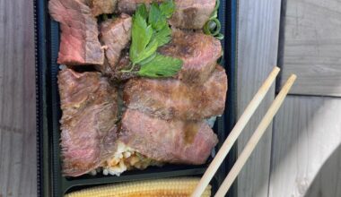 Beef Donburi for lunch: budget friendly and tasty. Got this one at Foodies Garden in Ebisu.