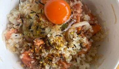 My low cal interpretation of Salmon / Ika donburi: Cauliflower rice, salmon and squid sashimi, soy sauce, furikake, egg. Prep time 5 min !!!