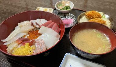 Kaisendon with fried oysters from Izumi izakaya in Muroran, Hokkaido