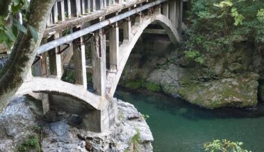 It's hot. Please post your original content photos of water in Kyoto (northern Kyoto seacoast too). This is Yase, Kyoto.