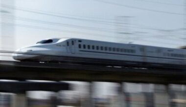 Foreign tourists on Shinkansen bullet train break suitcase etiquette, angering local passengers