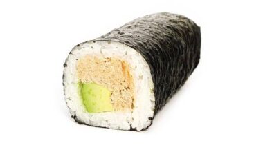 How is the smooth mayo tuna made in sushi rolls?