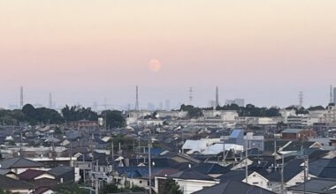 Moonrise over Tokyo now