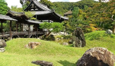 Kyoto temple suffering from littering tourists claiming not to understand Japanese verbal warning