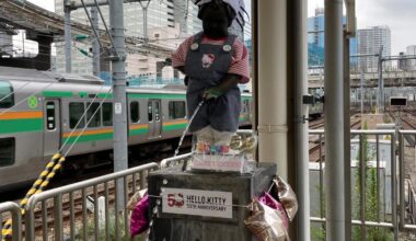 The Little Peeing Monk, Hamamatsucho Station