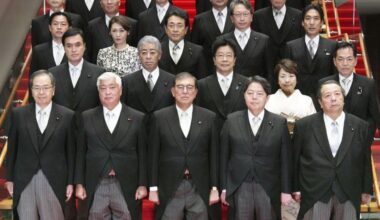 Gov't admits new Cabinet group photo edited amid criticism over "ill-fitting"